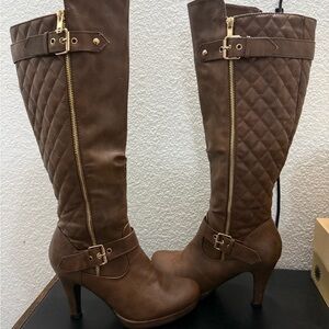 Knee High Brown Quilted Heeled Boots Size 8 Vegan Leather Gold Detail Quilted
